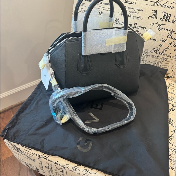 Small Antigona bag in full grained leather - Picture 6 of 13